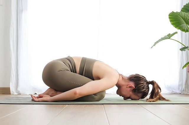 Как подготовиться к Новому году и не сойти с ума— йога для расслабления