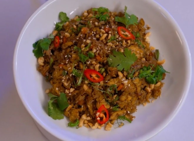 Азиатский жареный рис с яйцом и кунжутом: рецепт в три шага от Алекса Якутова